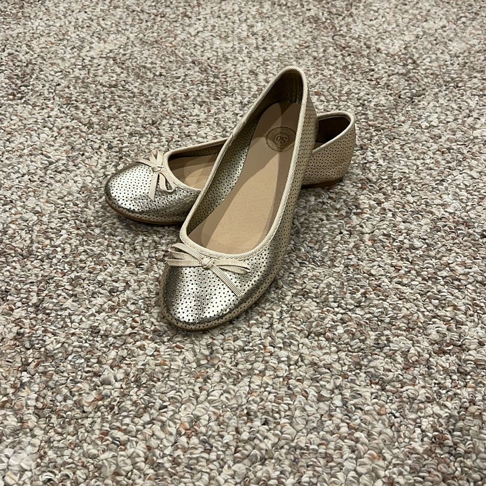 NWOT! SO Girls Shoes. Gold. SZ 4M